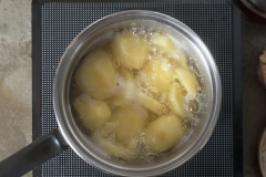 kartoffelwasser-gegen-unkraut