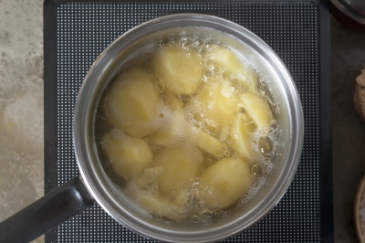 kartoffelwasser-gegen-unkraut