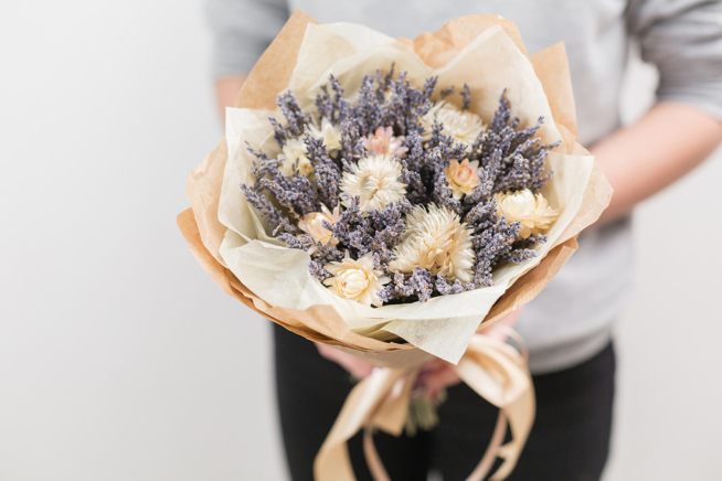 Blumenstrauß aus getrocknetem Lavendel und frischen Chrysanthemen